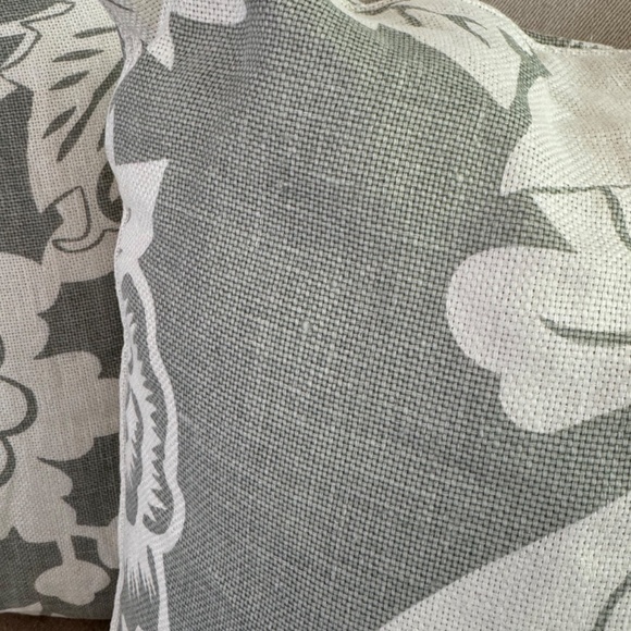 Two Thomas Paul 100% linen pillows, 22x22 inches with down inserts included. - Picture 6 of 9